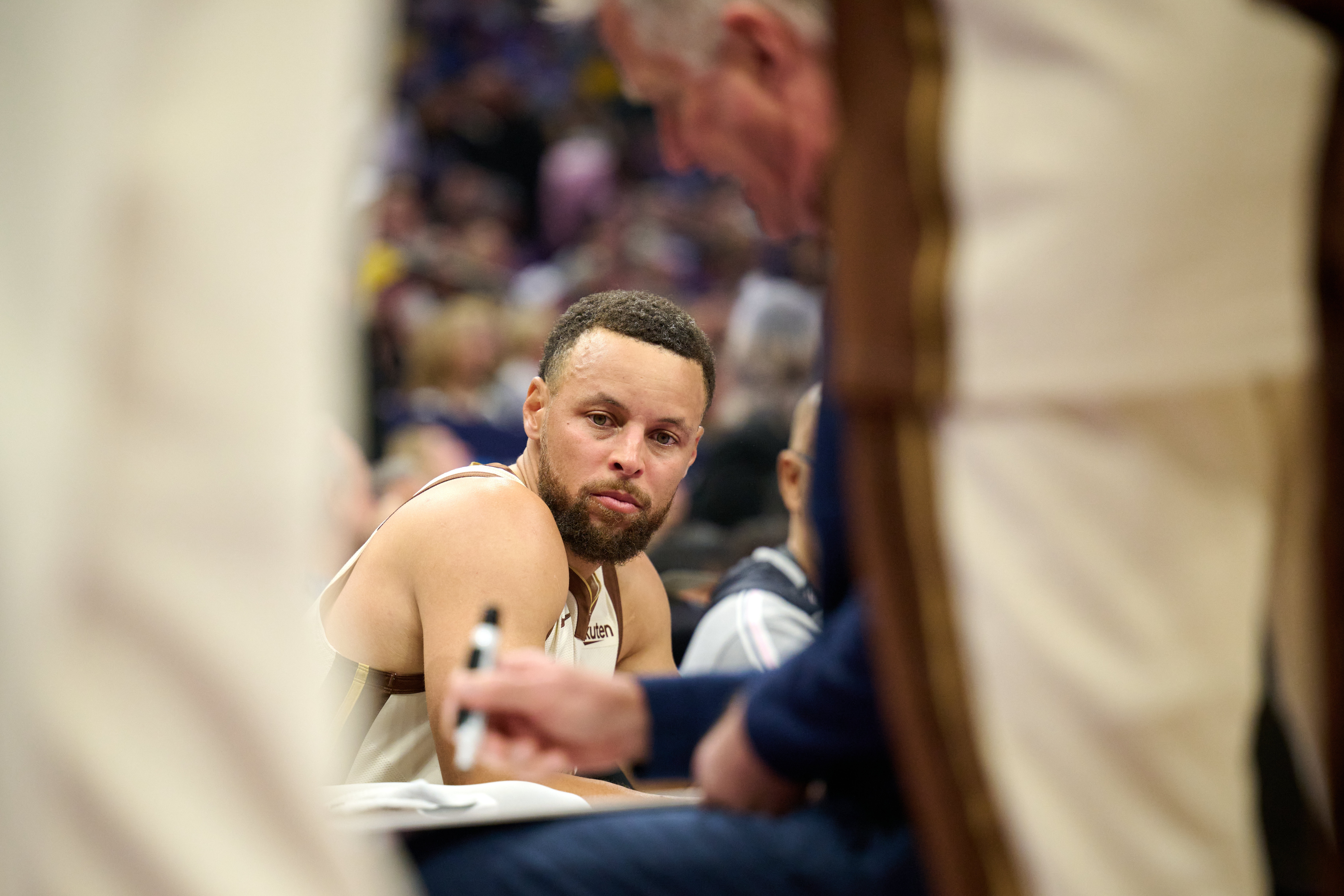 乐鱼网页版-伤病影响！库里本季打43场&amp;近6年新低 场均26.6分4.7助&amp;三分39.3%